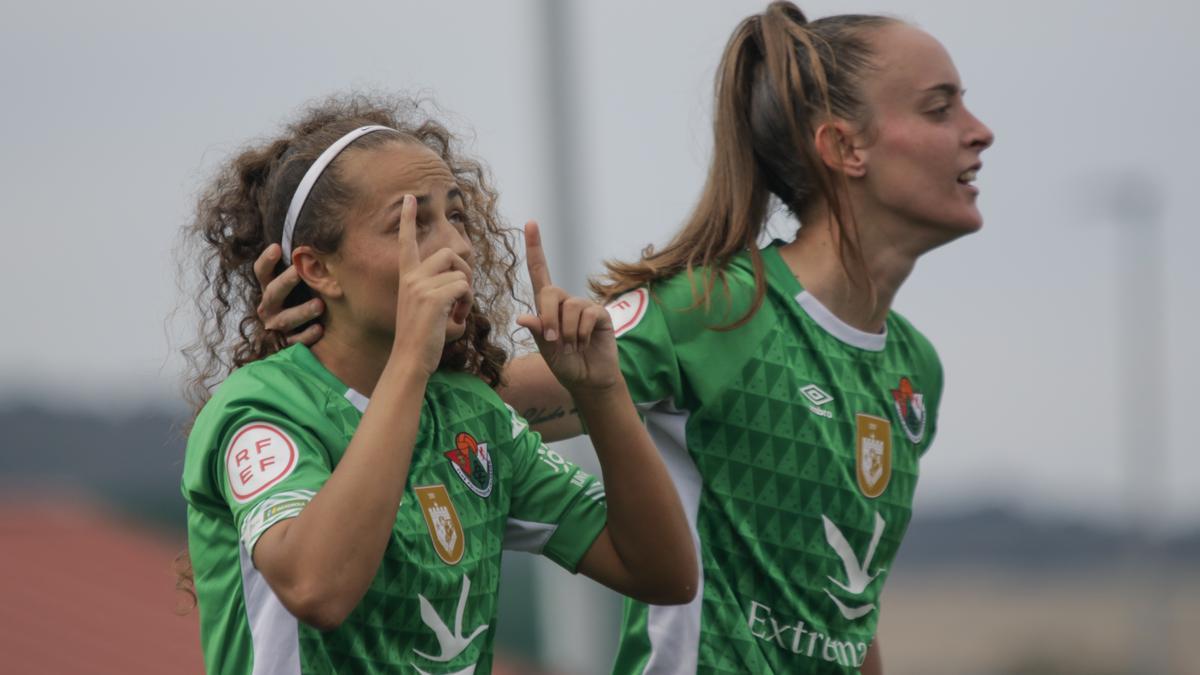 Cristi Medina y Nerea, jugadora del Cacereño Femenino, celebran un gol durante un partido.