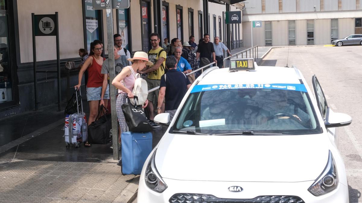 Un taxi en la estación de tren de Alicante.