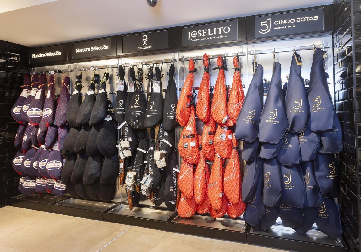 El ibérico es el gran protagonista, con una cuidada selección de marcas de cebo y bellota, distintas denominaciones de origen y variados formatos.