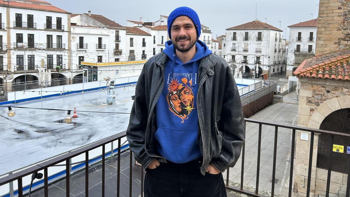 Carlos García, conocido como Katrina, tatuador y ganadero de Cáceres.