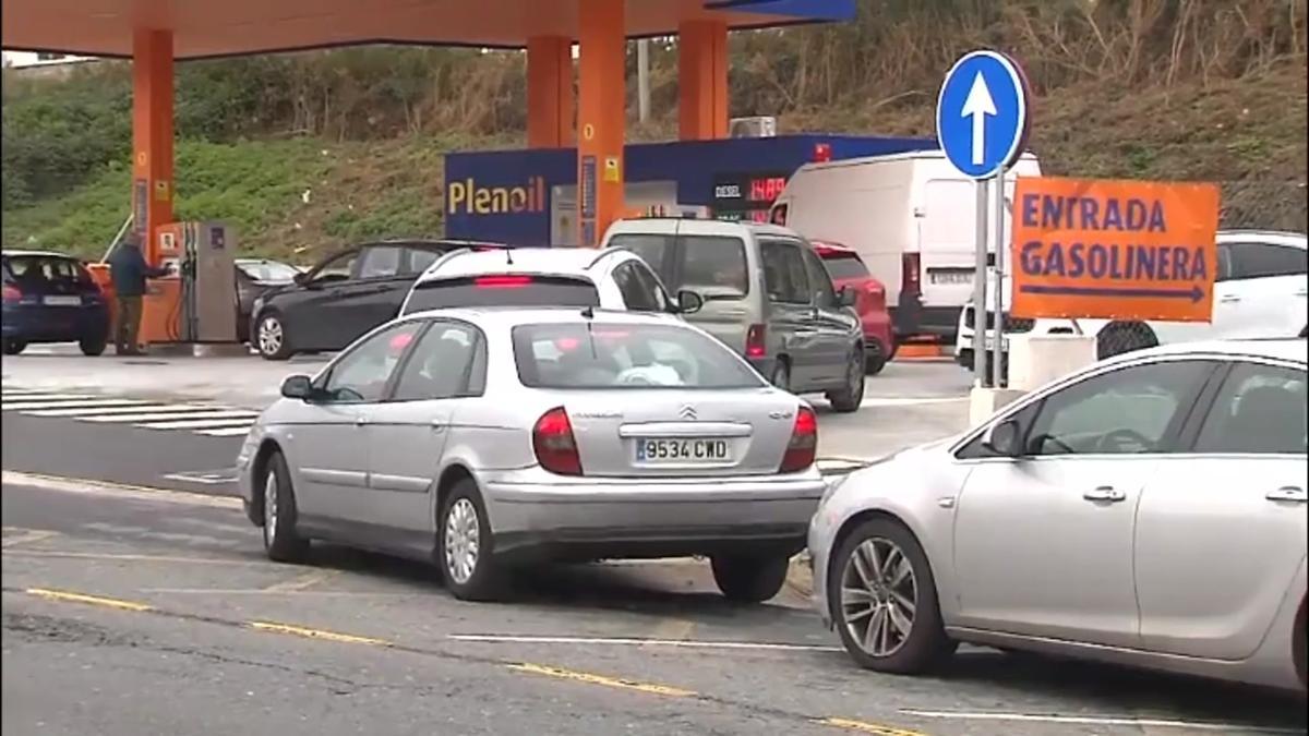 Colas en las gasolineras antes de que acaben las ayudas del Gobierno Colas en las gasolineras antes de que acaben las ayudas del Gobierno
