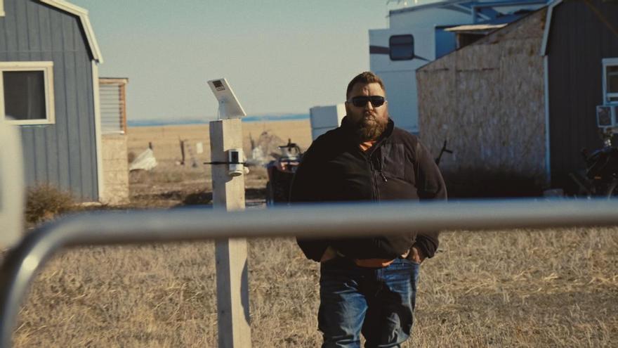 Peleas por gatos callejeros, verjas y bañadores: 'Vecinos', la desquiciada docuserie de HBO apadrinada por el director de 'Marty Supreme'