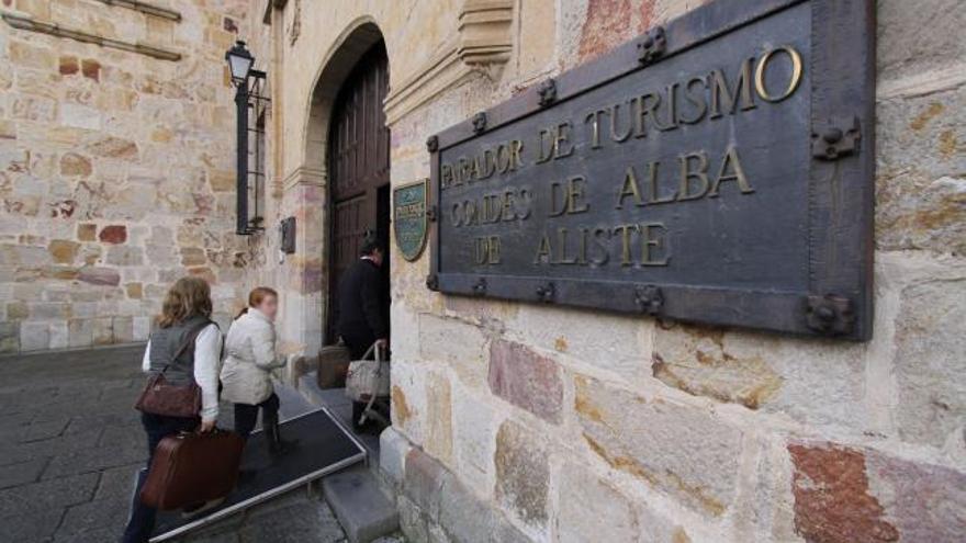 Varias personas entran en el Parador de Zamora.