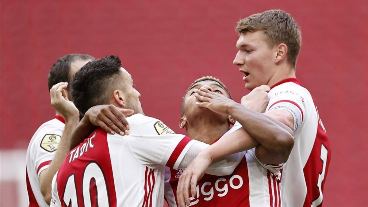 El Ajax sigue líder