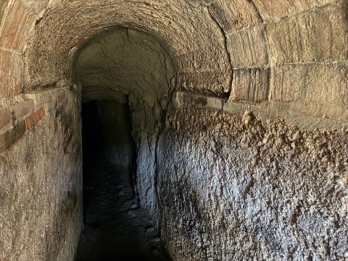 L’interior d’una de les galeries, amb part del sostre amb els treballs iniciats.