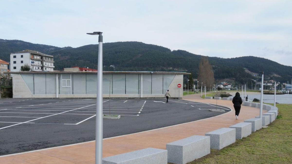 El paseo de Domaio frente al multiusos, en el club de jubilados.