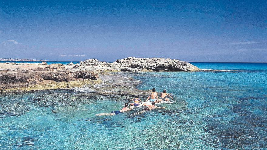 La costa de Formentera con aguas cristalinas