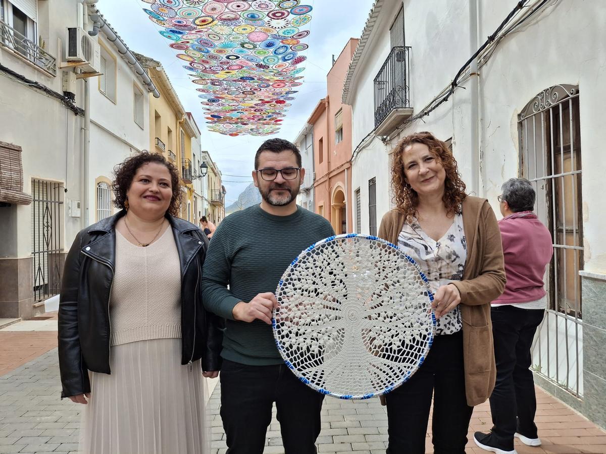 Las mujeres transforman Els Poblets: 1.400 mandalas se entrelazan sobre el Carrer Major (imágenes)
