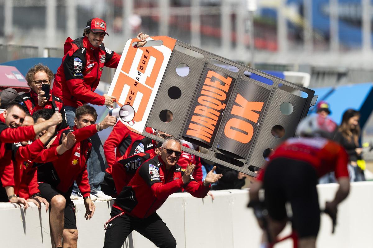 'Pecco' Bagnaia le muestra la pizarra de vencedor, ayer, a su compañero Marc Márquez, en Le Mans.