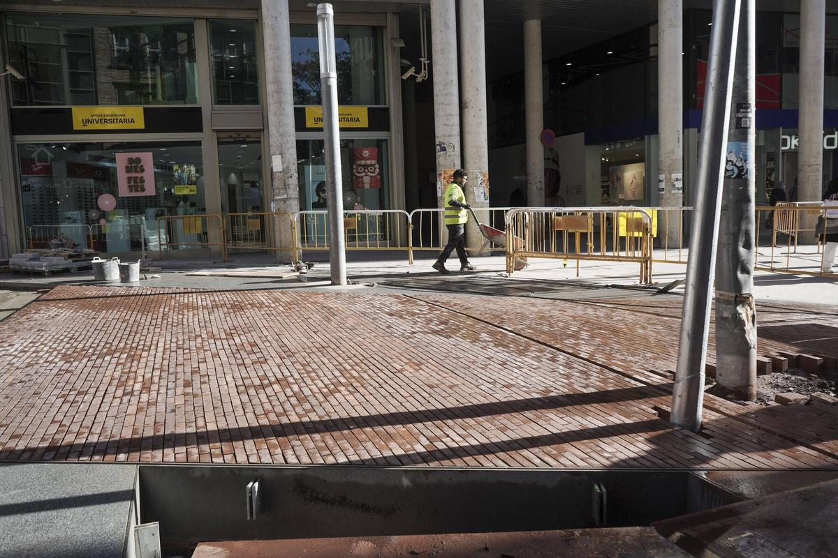 El nou paviment ja es pot veure en un tram tocant a la Muralla