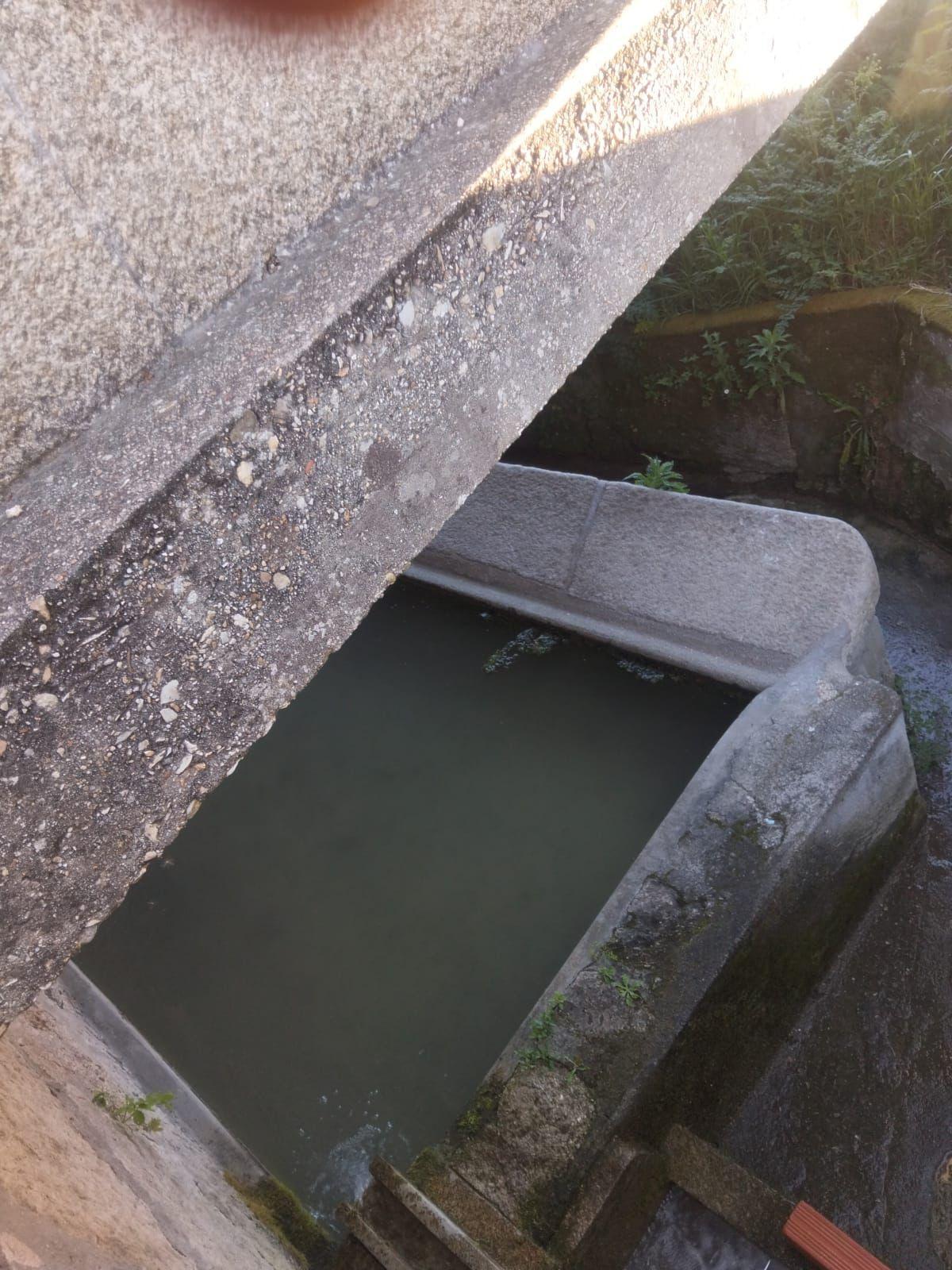 Agua turbia en el lavadero.