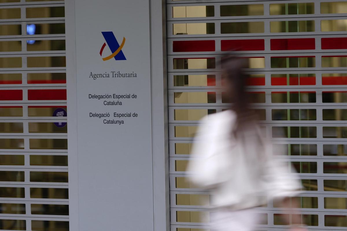 Barcelona 24/07/2025  Imágenes de recurso de oficinas de la agencia tributaria hacienda cerradas por la tarde  oficina de plaza letamendi