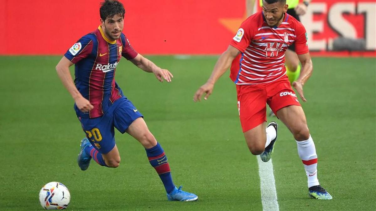 Sergi Roberto, en una acción del partido entre el FC Barcelona y el Granada CF