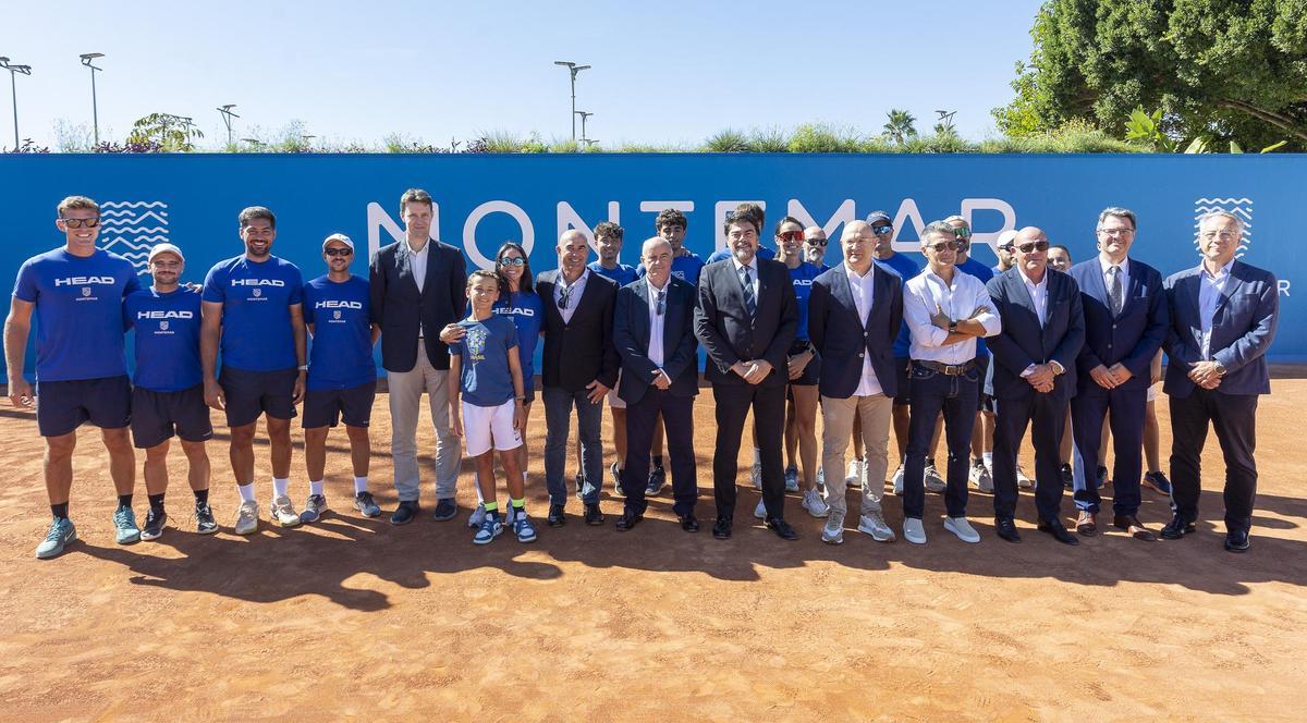 Foto de grupo tras la presentación del torneo en el Club Atlético Montemar con el edil Toni Gallego y el alcalde Luis Barcala.