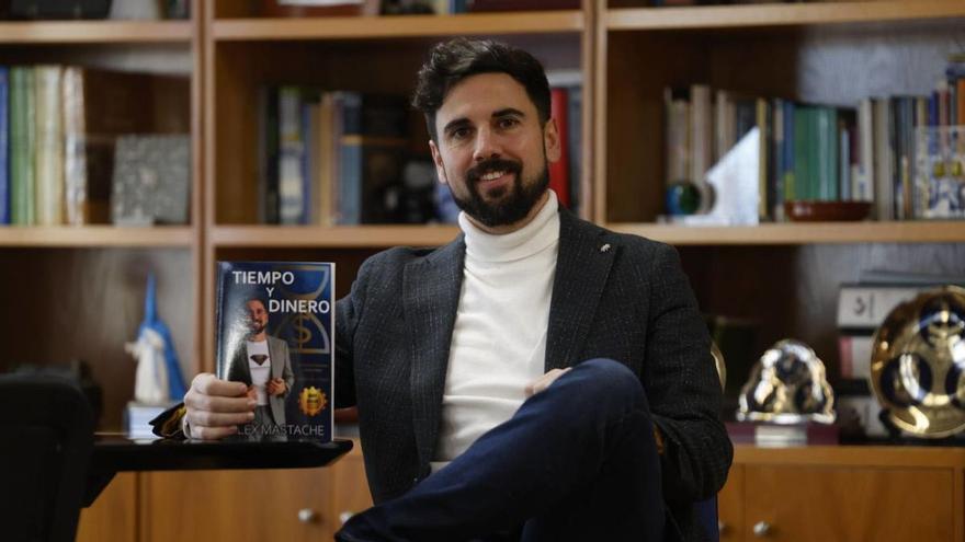 Álex Mastache, en la redacción de LA NUEVA ESPAÑA de Avilés con su libro «Tiempo y dinero». | LUISMA MURIAS