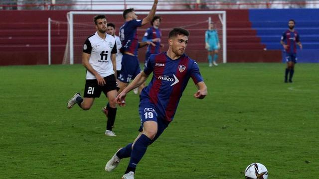 El argentino Agus Coscia dirige una jugada de ataque del Alzira. | JOSÉ GÓMEZ