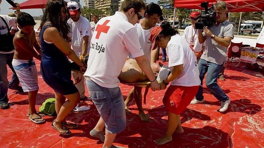 Actividades de la campaña de prevención de Cruz Roja, ayer en la Playa de San Juan.