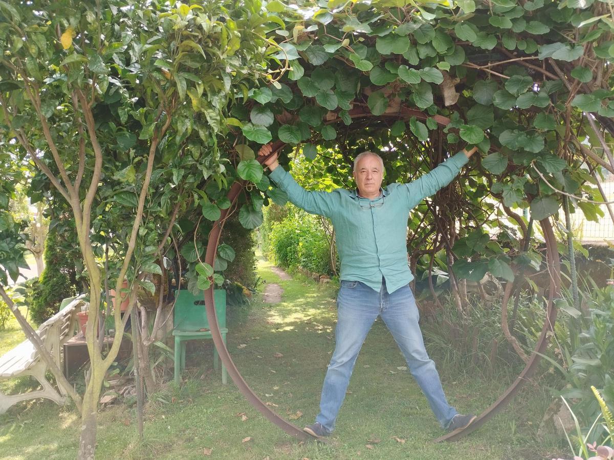 Benjamín Menéndez en una de las instalaciones industriales de su finca en una planta de kiwi.