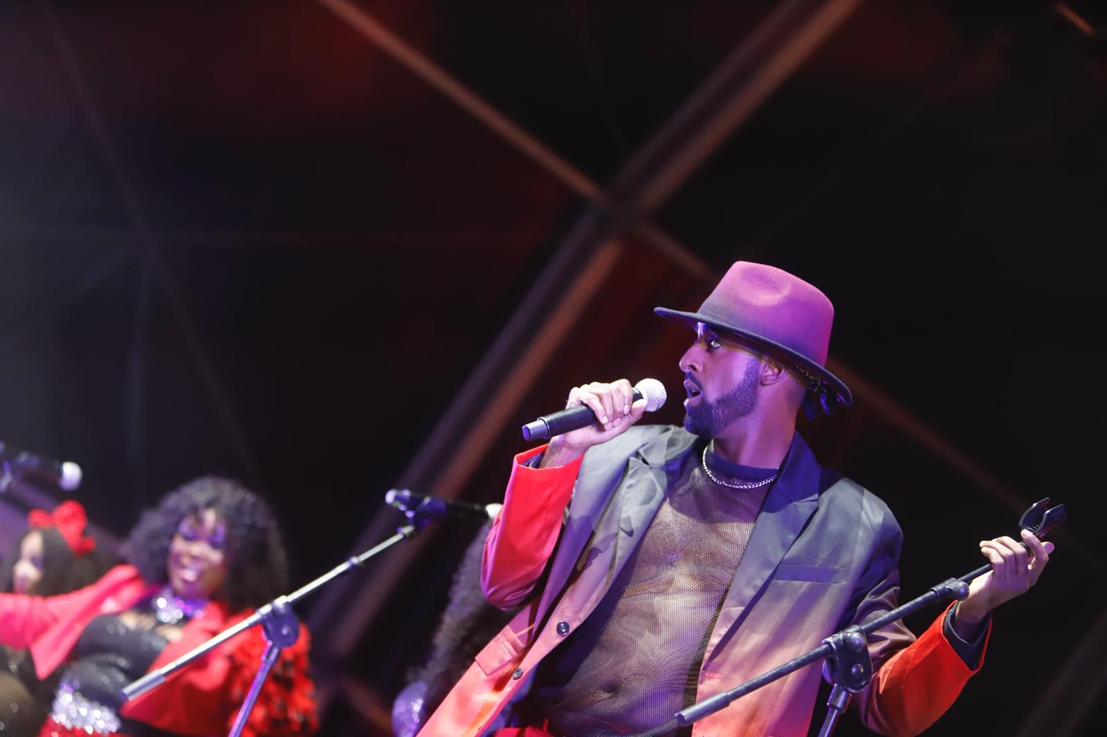 EN IMÁGENES | King África y Boney M. ponen a bailar a Zaragoza en la Estación del Norte