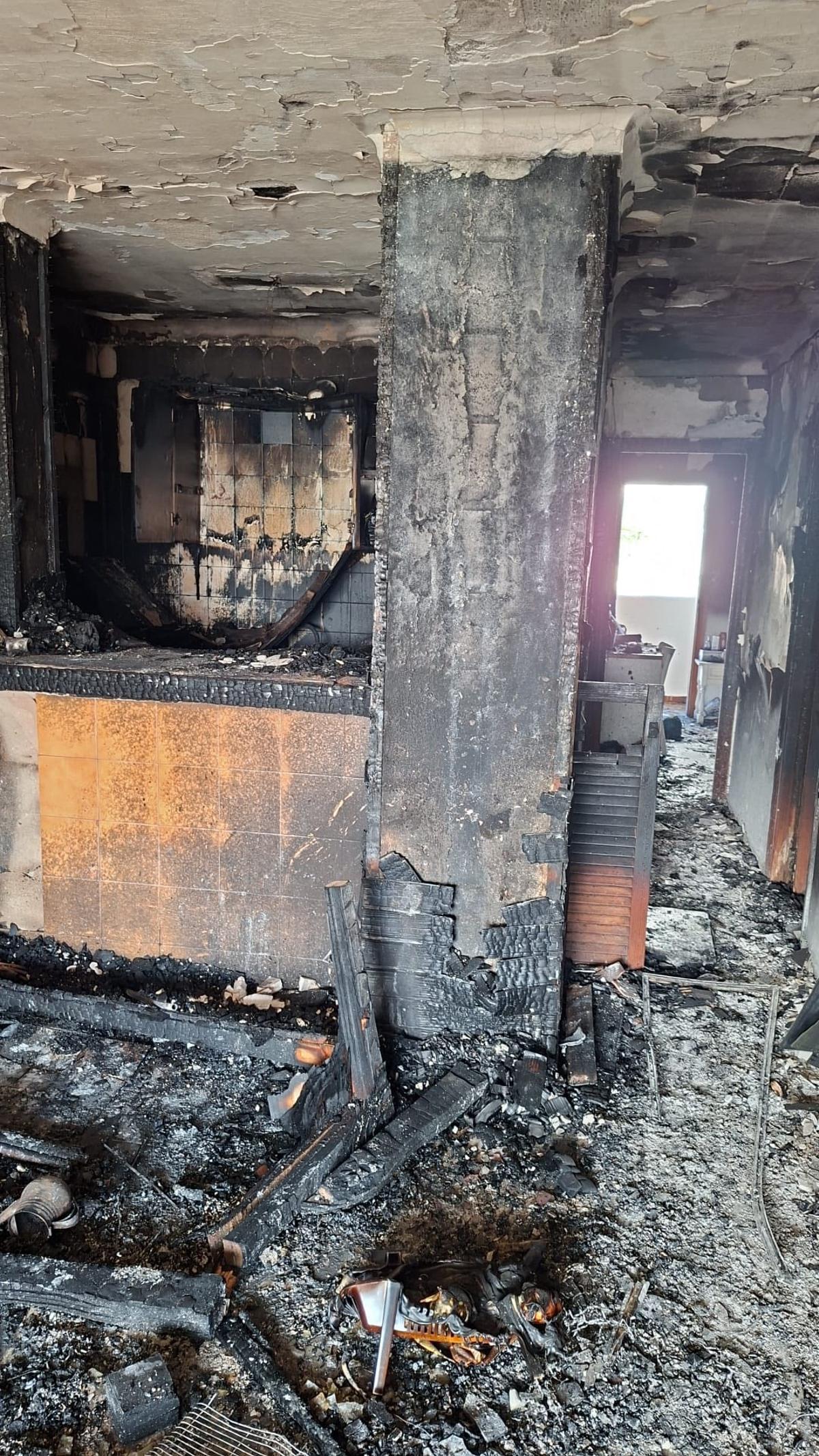 El apartamento ha quedado completamente destruido por el fuego.