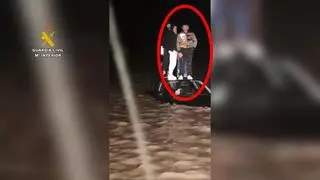 Rescatan a cuatro jóvenes que se habían quedado atrapados en el techo de su coche por la subida del río