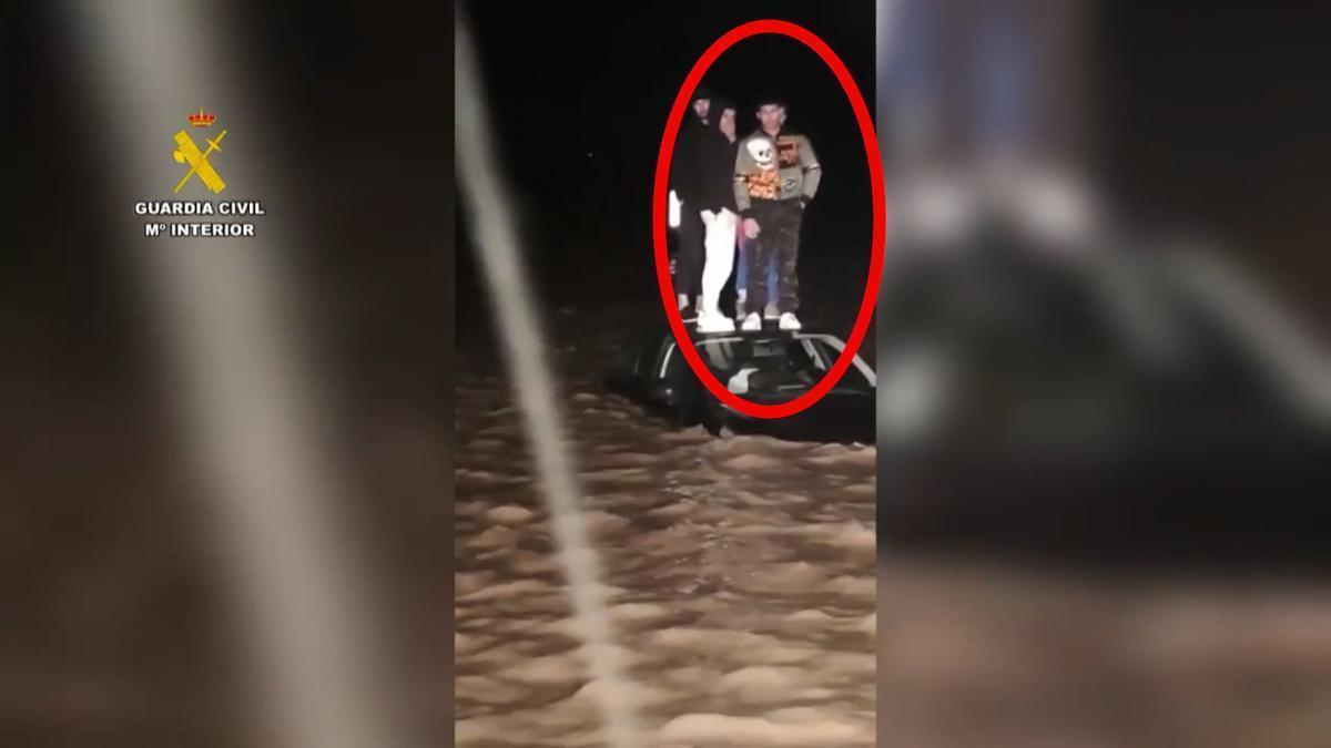 Rescatan a cuatro jóvenes que se habían quedado atrapados en el techo de su coche por la subida del río