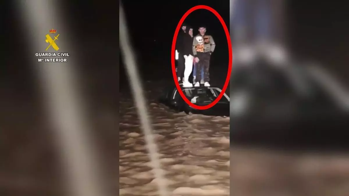 Rescatan a cuatro jóvenes que se habían quedado atrapados en el techo de su coche por la subida del río