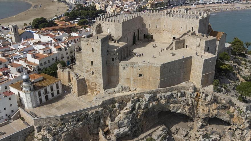 El castillo de Peñíscola está emplazado en la zona más alta del peñón de roca, alcanzando una altura de 64 metros sobre el nivel del mar.