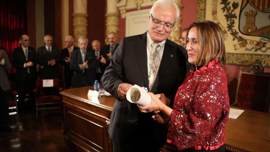 A poeta Chus Pato recibe o diploma de mans do presidente da RAG, Víctor Freixanes. // Jesús Regal