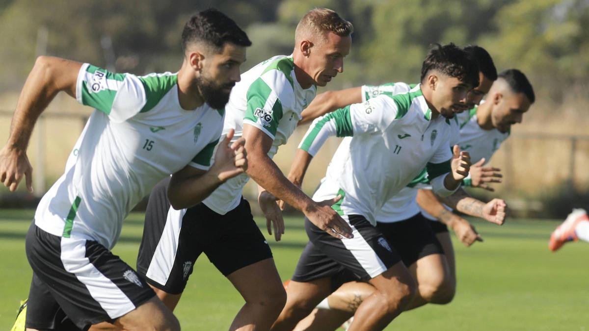 Xavi Sintes, a la izquierda, en un lance de un entrenamiento del Córdoba CF, con Álex Martín al fondo.