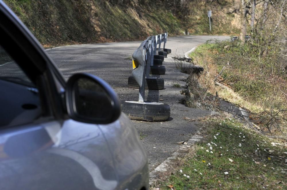 Hundimiento de la AS-337 de la Colladiella en el km 8