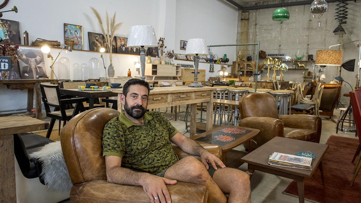 Xavier Corbellini, uno de los usuarios estrella de Wallapop en la provincia de Barcelona, en su 'show room', donde vende objetos que suele restaurar y reciclar.