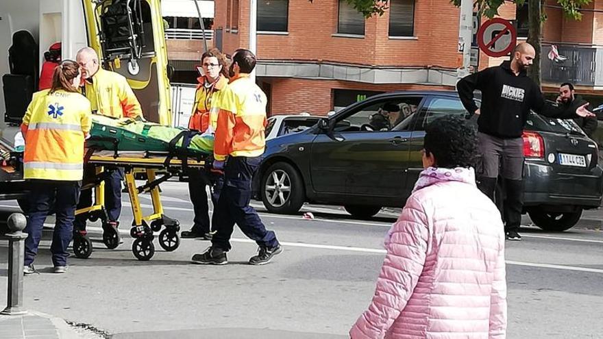 Un cotxe atropella una dona al carrer del Bruc de Manresa