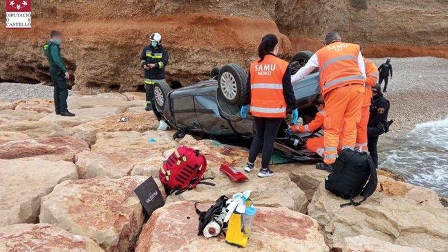 La mujer se precipitó hacia el acantilado