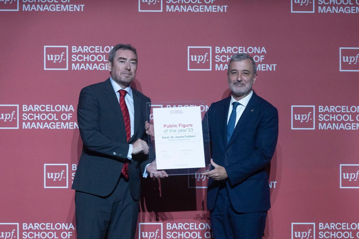 El director general de la UPF-BSM, José M.Martínez-Sierra, entrega el premio al alcalde de Barcelona, Jaume Collboni.