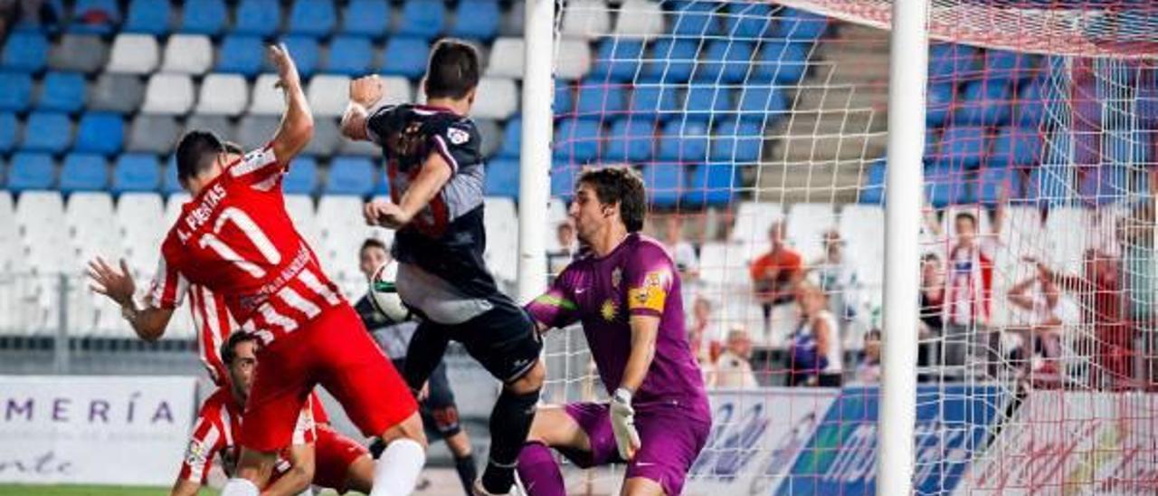 Las porterías de Elche y Almería son muy grandes para los equipos rivales.