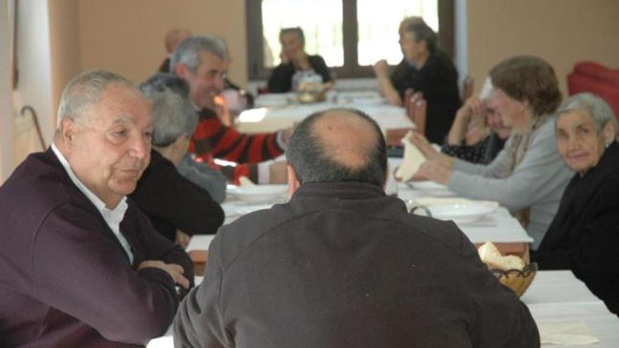 Varias personas, en el comedor social de la localidad de Figueruela de Arriba.