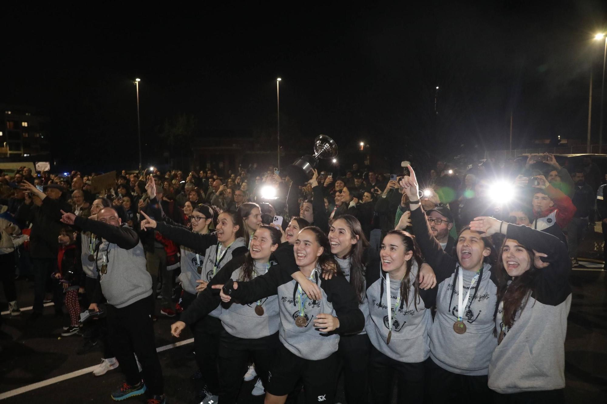 Así fue la llegada del Telecable Gijón tras ganar la Intercontinental de hockey sobre patines: "¡Enhorabuena campeonas del mundo!"