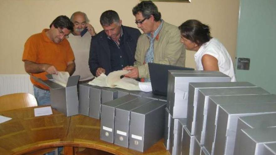 Abeledo y Cuiña (primero y tercero por la izquierda), ayer, con los técnicos del archivo provincial.