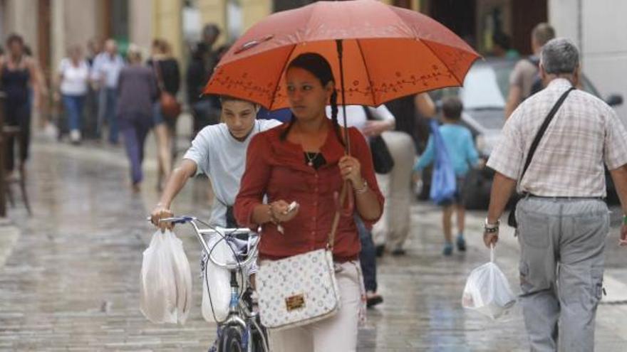 El otoño, periodo propio para resfriados y otras dolencias, entró ayer y se hizo notar en Málaga con las primeras lluvias.