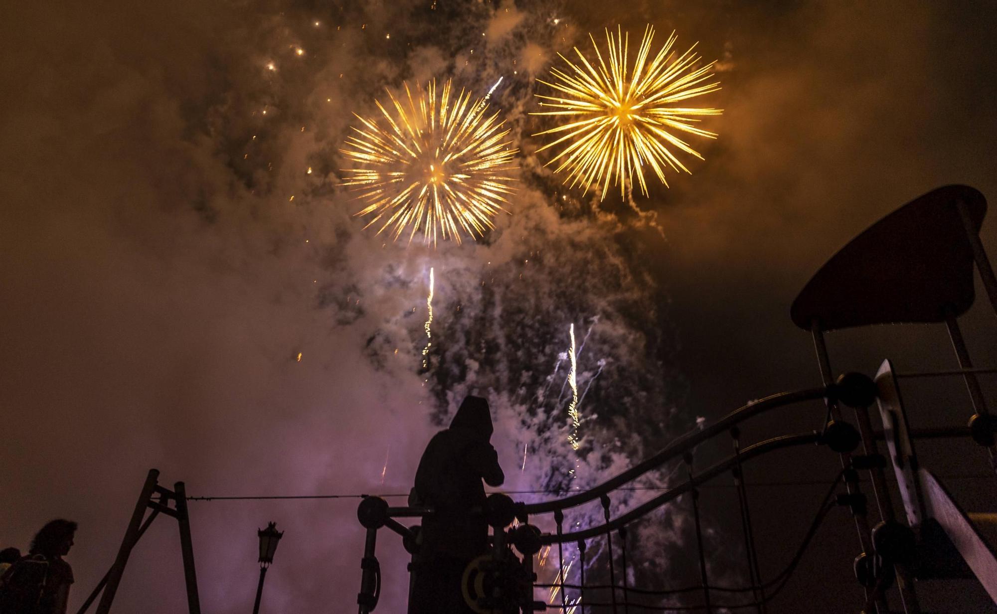 EN IMÁGENES: Así se vivieron unos fuegos de San Mateo bajo la lluvia en Oviedo