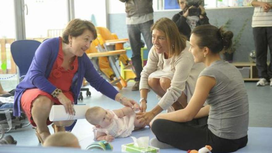 Pilar Farjas y Beatriz Mato, ayer, en la escuela infantil de Eirís. / fran martínez