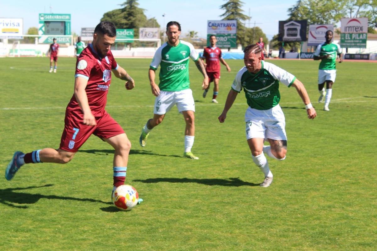 Bermúdez busca tiro en el área del Villanovense ante dos contrarios.