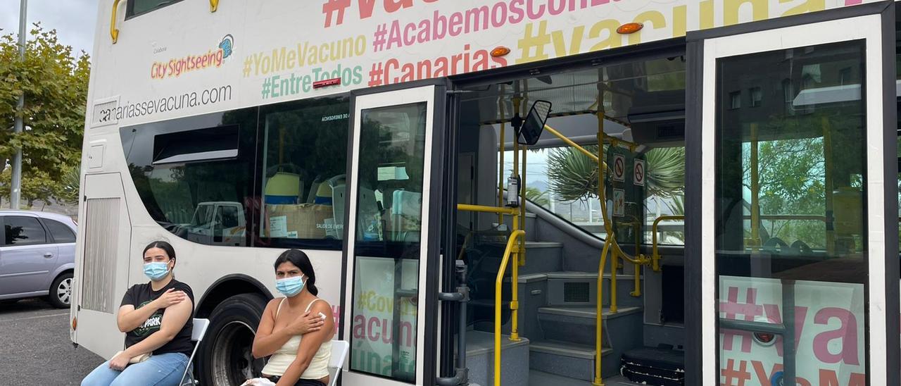 Dos jóvenes vacunadas contra la covid en Santa Cruz de Tenerife.