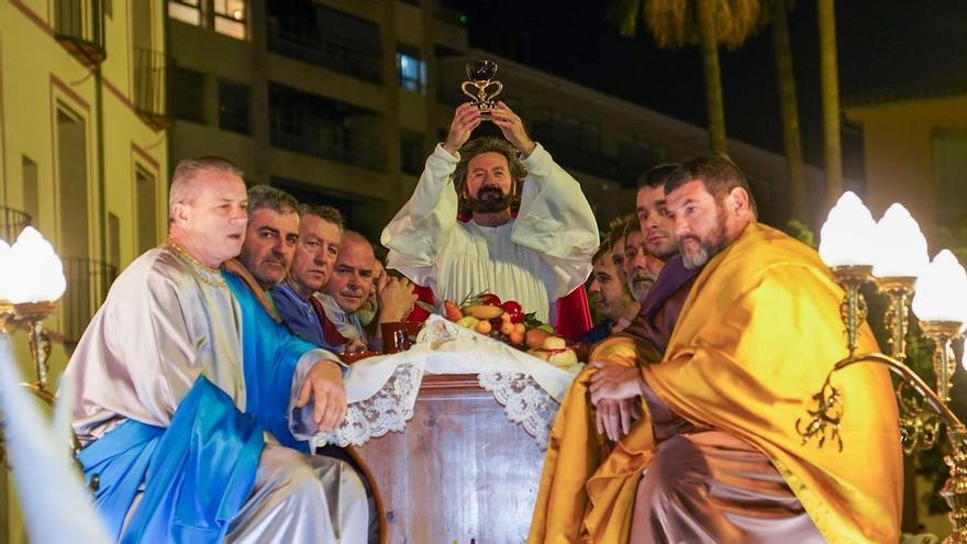 La única cofradía de España que procesiona en Semana Santa con personas sobre un paso cumple 50 años