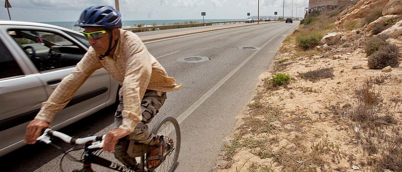 Ciclistas, por el arcén, ante la falta de carril bici entre la Euipo y la desaladora de Urbanova