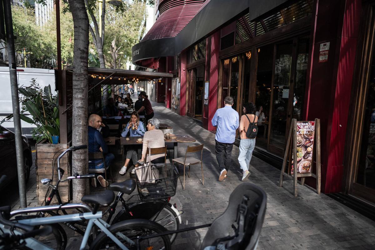"En París, las terrazas están reguladas y son una apuesta de ciudad, en Barcelona todo es incoherencia" "En París, las terrazas están reguladas y son una apuesta de ciudad, en Barcelona todo es incoherencia"