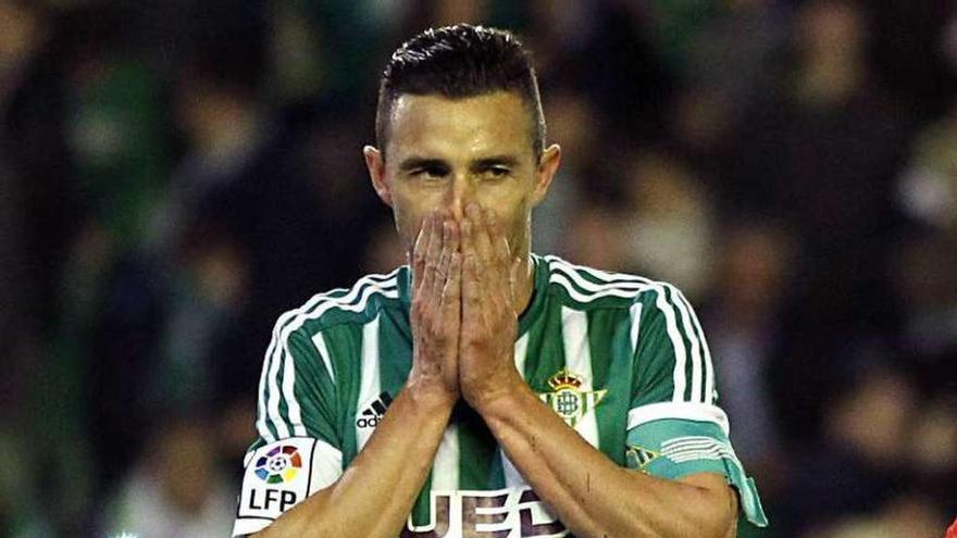 El bético Rubén Castro se lamenta tras fallar un penalti ante el Sevilla.