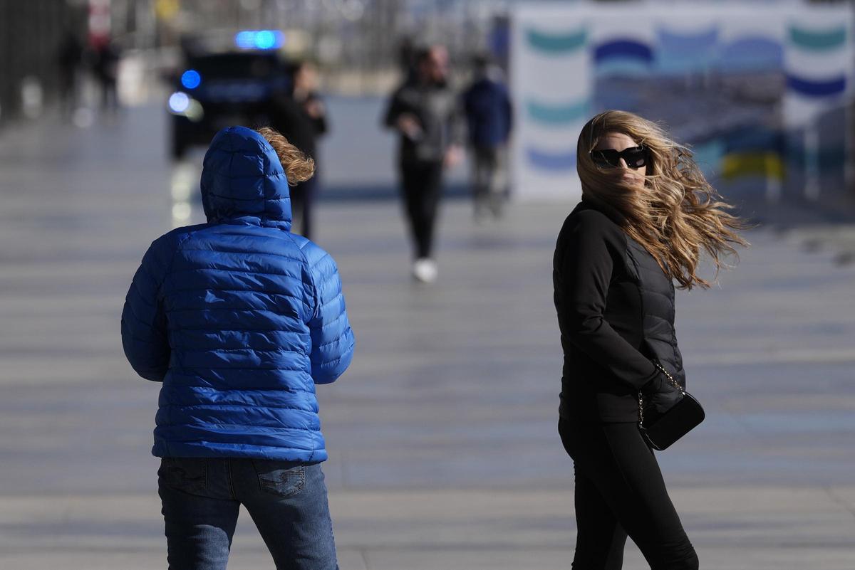 Dues persones durant la ventada d'aquest dijous.