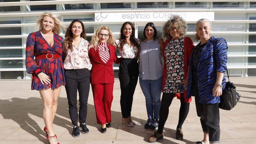 Por la izquierda, Isabel Rodríguez, Marina Rayón, Noemí Aparicio, Paula Bango, Susana López, Ana López Cancio y Andrea Álvarez, delante del Calatrava.